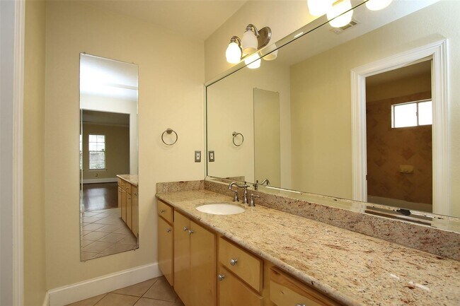 Building Photo - Beautifully updated 3BR/2BA Bungalow in de...