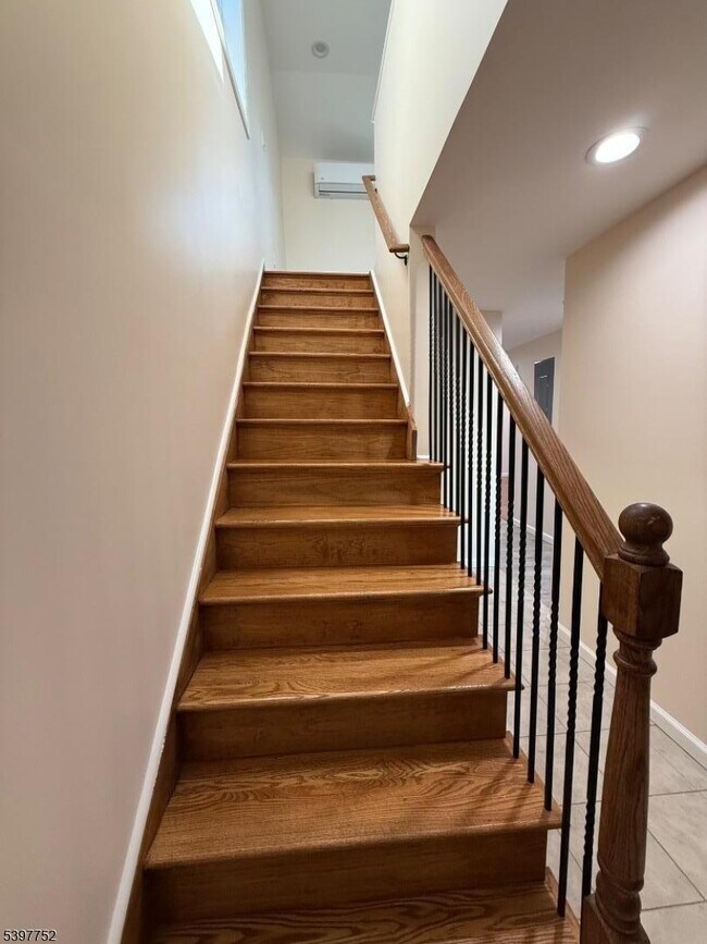 Building Photo - 208 Walnut St