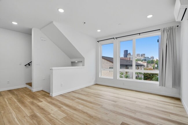 Building Photo - 3B3B cozy townhome