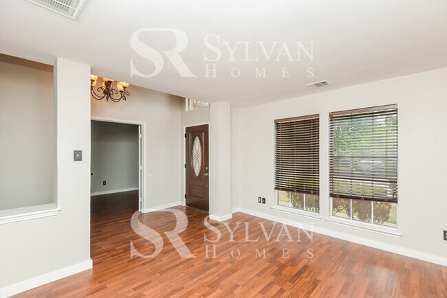 Building Photo - Spacious 4 bedroom 2.5 Bath Home for You