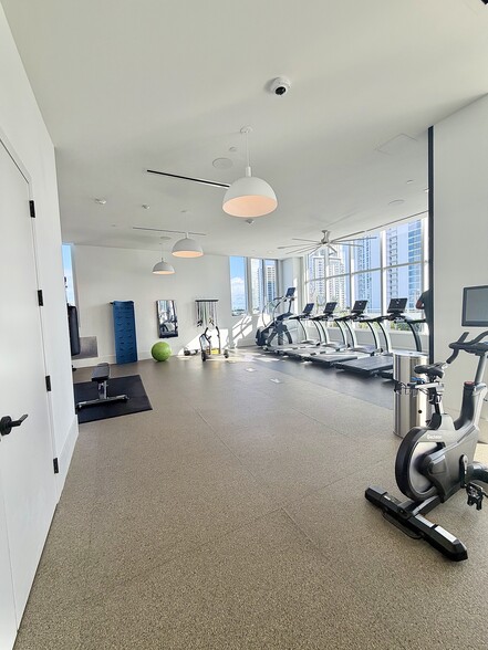 Building Photo - 2000 N Bayshore Dr