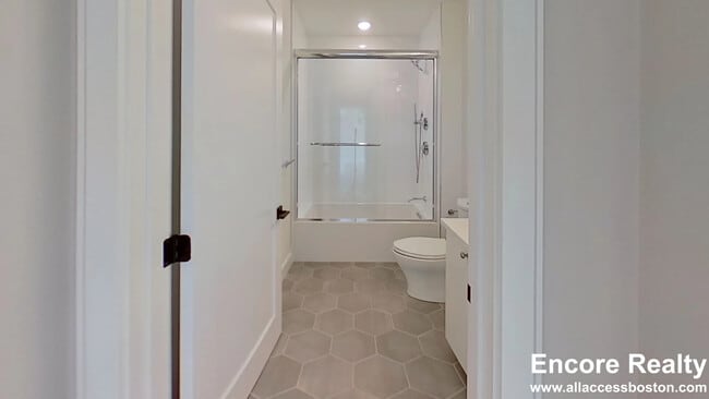 Building Photo - 104-106 Warren St. Unit 13