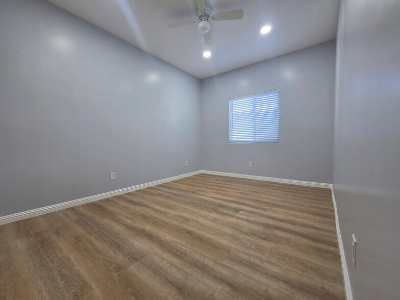 Building Photo - 1715 W 64th St