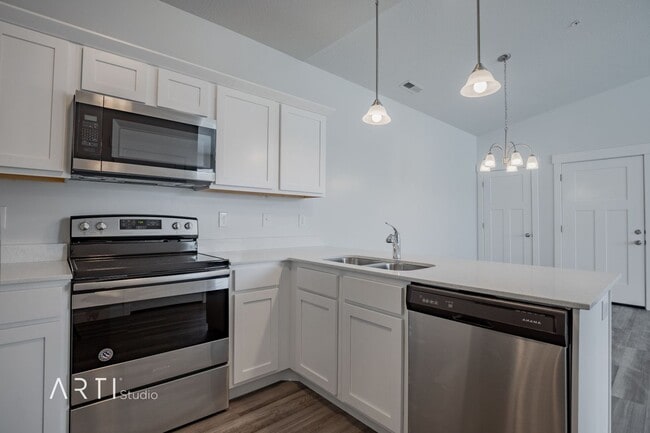 Building Photo - Bright Top-Floor Condo with Stunning Views...