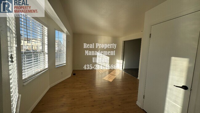 Building Photo - 3 Bedroom, 1.5 Bath Town home.