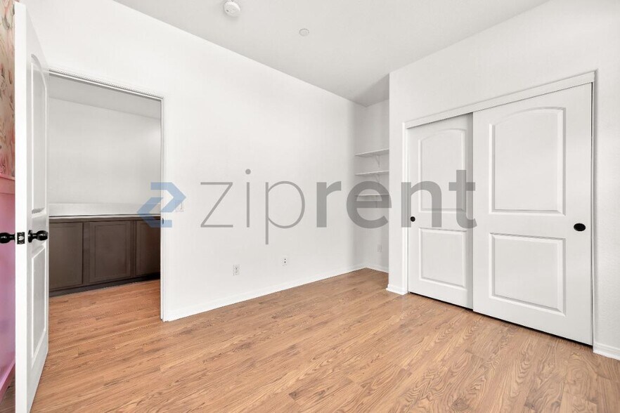 Building Photo - Unit 3