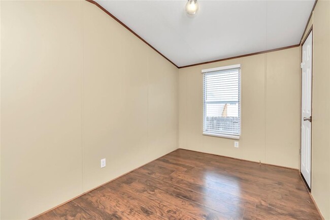 Building Photo - 101 Maple Ln