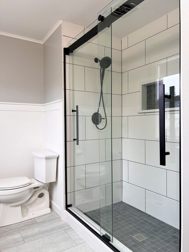 Building Photo - 4BD/2BA SUBURBAN HOME IN COBURG