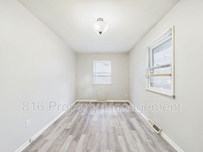 Building Photo - 405 E Culton St