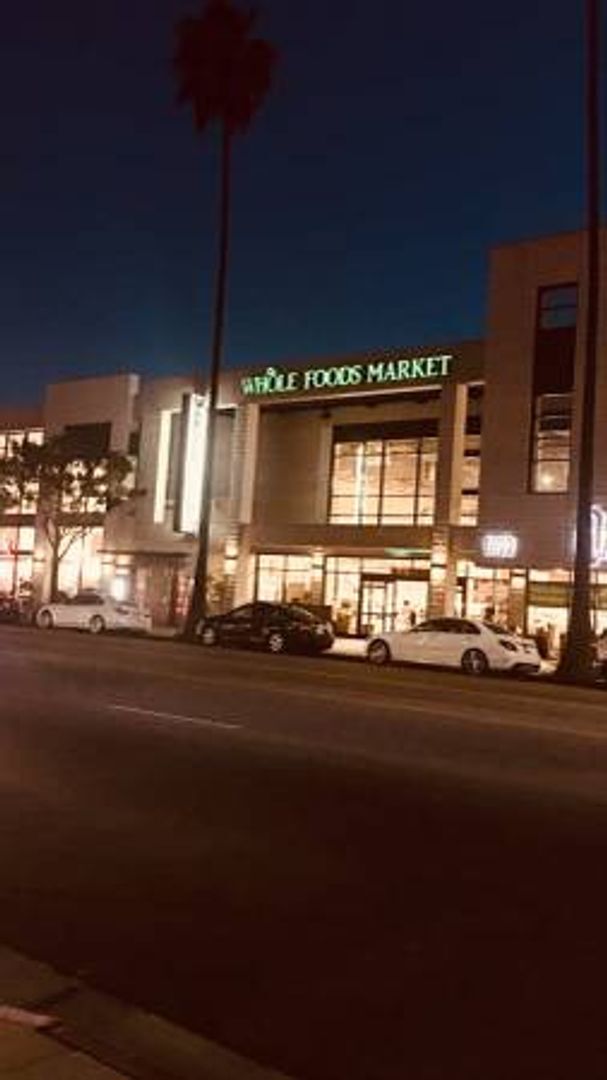 Building Photo - This is a great opportunity to rent a 2 bedroom at a competitive price in Tarzana.