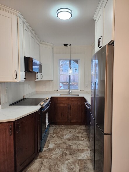 Primary Photo - 33 Lodge St