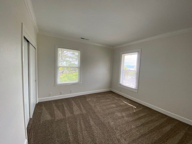 Building Photo - 585 Laine St