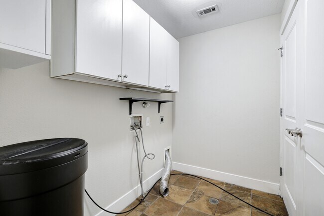 Building Photo - 7342 Oak Manor Dr