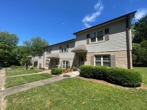 Building Photo - Beautiful 2-Bedroom Townhome in a Prime Location!