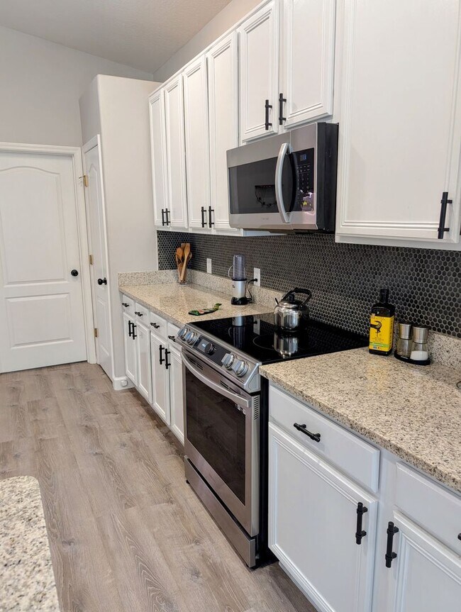 Building Photo - 3 Bed 2 bath 2 car garage pool home