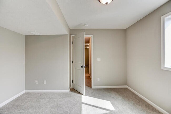 Building Photo - Beautiful 5 bed home with New Fence and Finished Basement -  Mahomet - AVAILABLE NOW