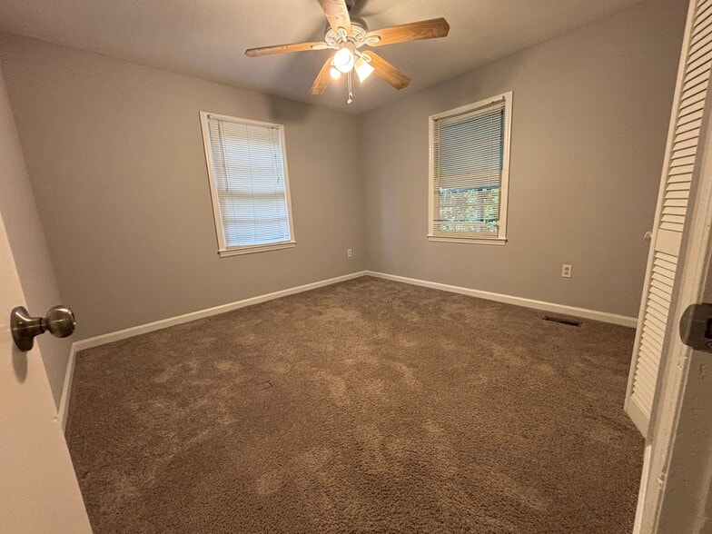 Building Photo - 3211 Country Ln