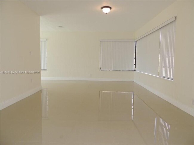 Building Photo - 3 bedroom in Hollywood FL 33020