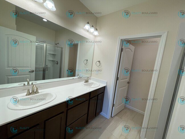Building Photo - Luxury and Convenience Fully Equipped 3-Bedroom 2.5 Bathroom 2 Car Garage Townhome in Carson City