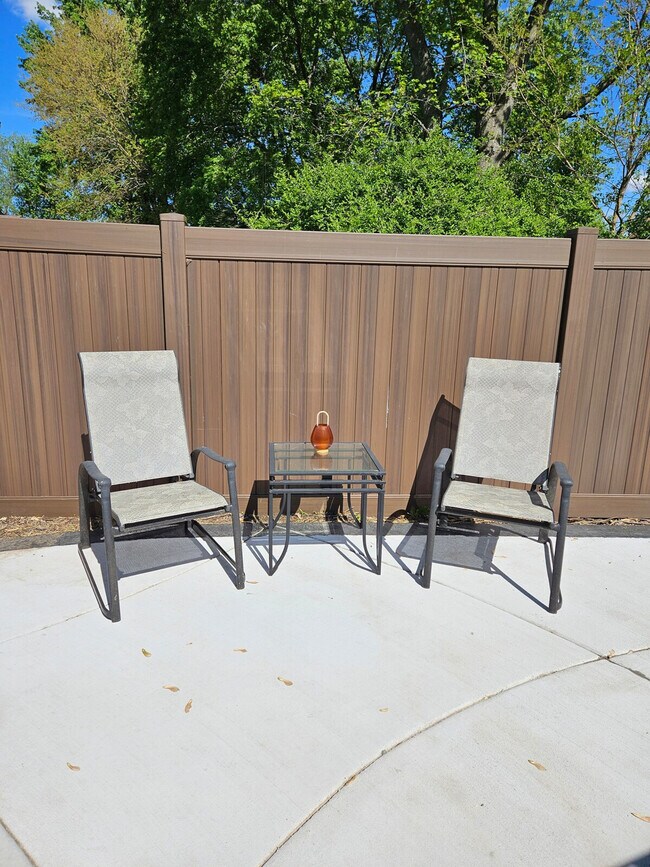 Building Photo - 5913 Lake Edge Rd