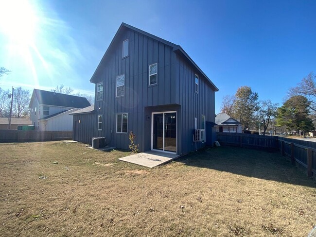 Building Photo - Stunning 3 bed 2.5 bath for rent in Coweta!!