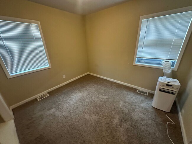 Building Photo - Great Location! Charming Ranch in University Hills- Large Lot!