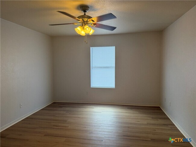 Building Photo - 2300 Maedell Dr