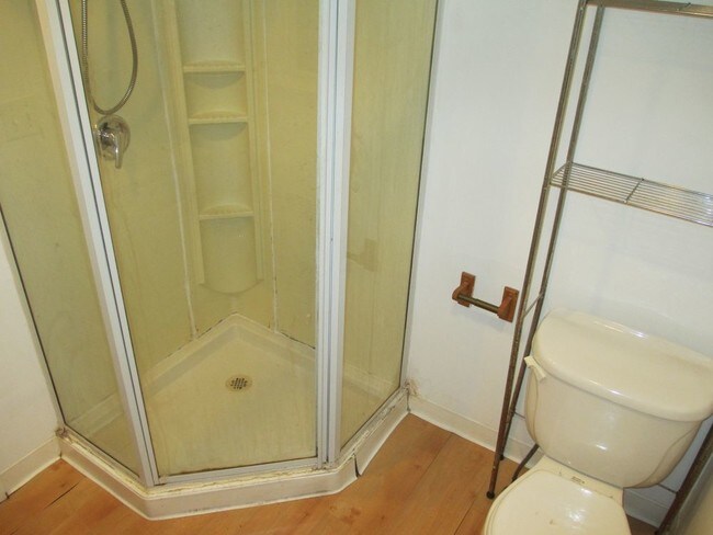 Building Photo - 5 Summit Ave 2nd Floor - 2Bdrm Rental