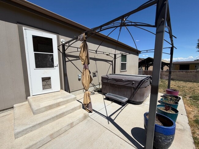 Building Photo - Stunning home with EVERYTHING you could want!