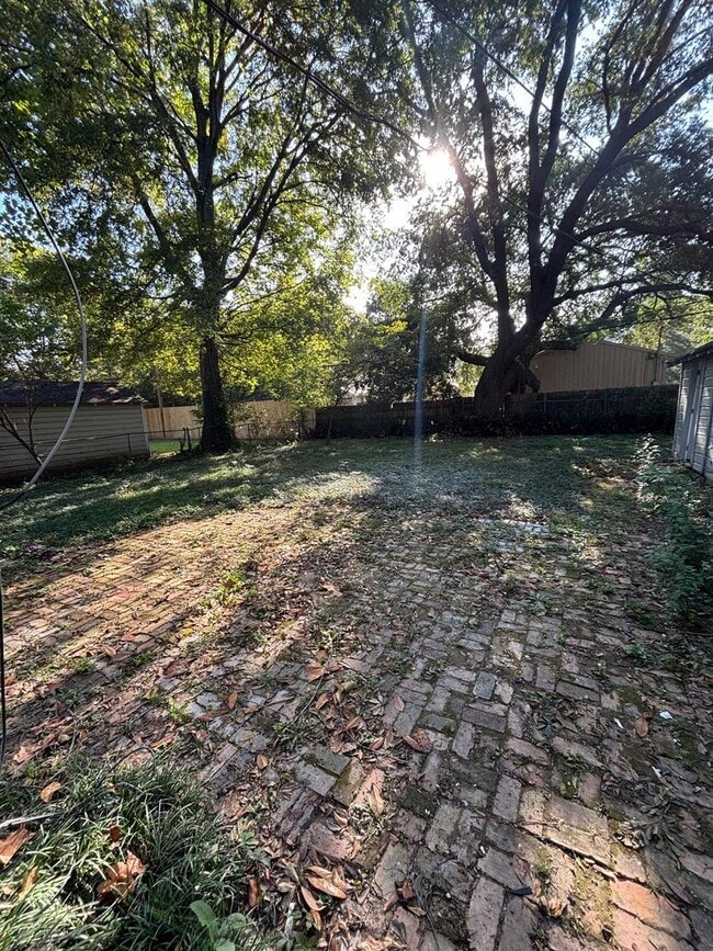 Building Photo - Charming Broadmoor Home