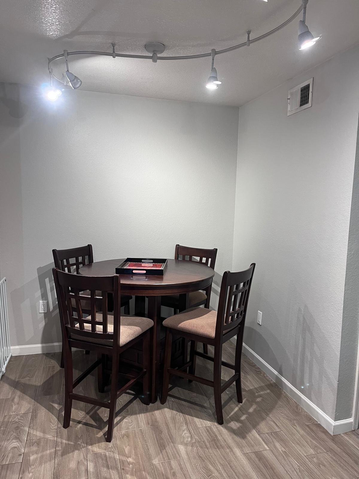 Building Photo - 533 W Guadalupe Rd