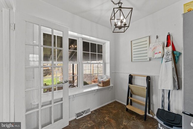 Building Photo - 268 Maple Ave