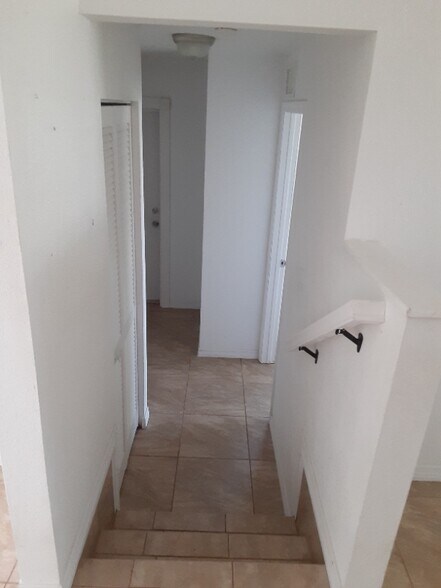 Building Photo - 322 W Newell St