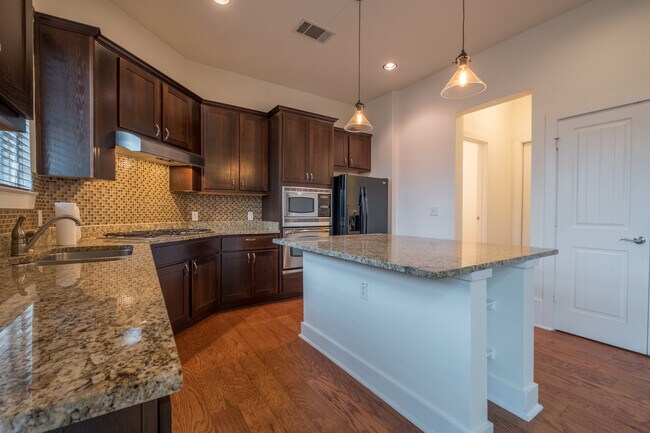 Building Photo - Beautiful 2 Bedroom, 2.5 Bath Townhome in Northwest Austin