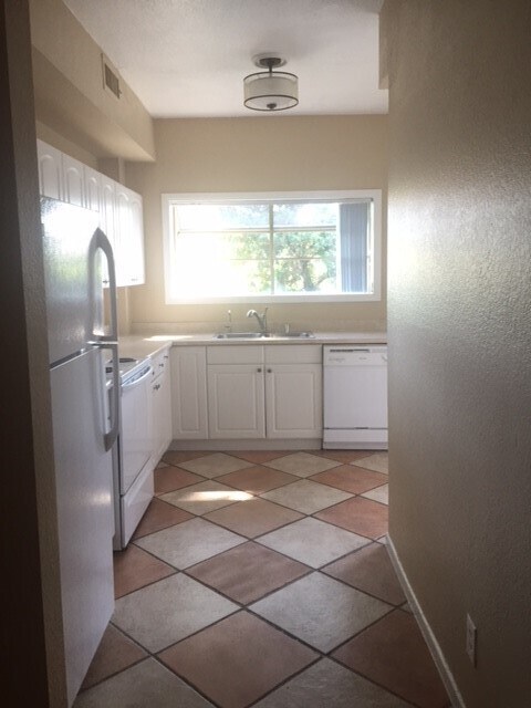 Building Photo - Gorgeous Las Vegas Country Club Townhome F...