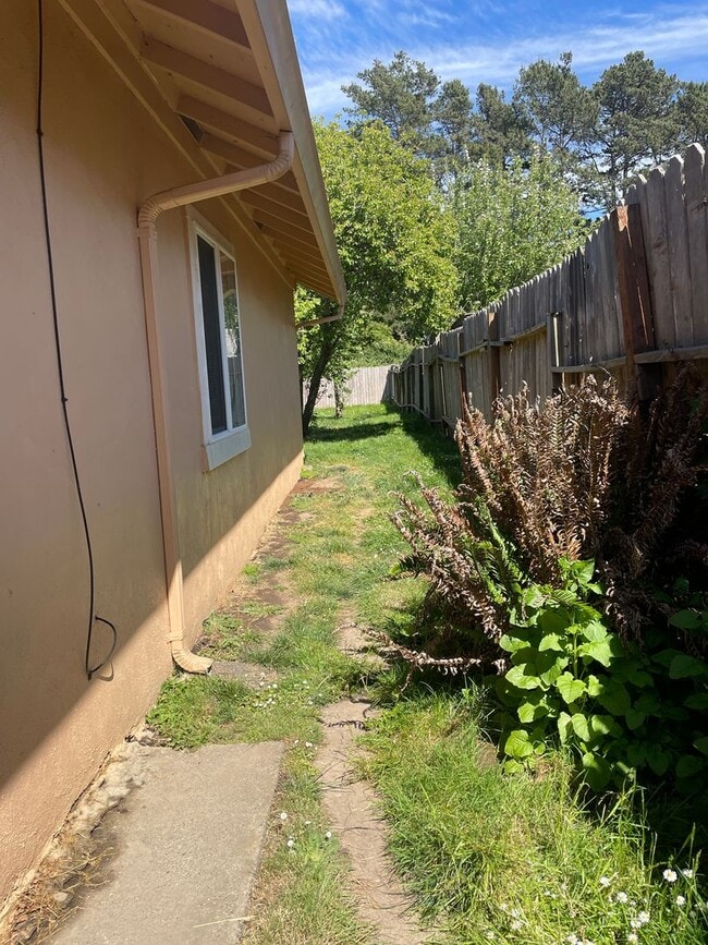 Building Photo - Beautiful and Spacious Pet-Friendly Home!