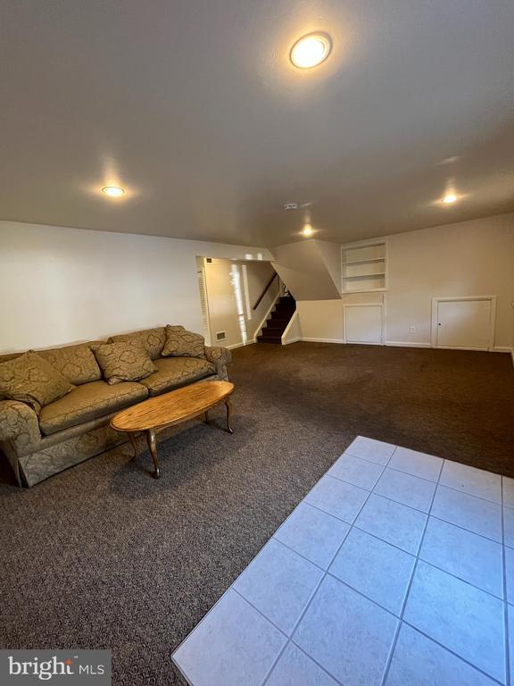 Building Photo - 1213 Farmington Ln