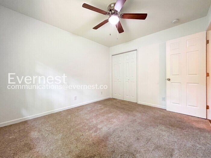 Building Photo - 323 N Briar Ridge