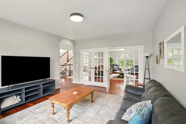 Building Photo - Short Term Rental! Beautiful Fully furnished 4 bedroom 2.5 bath