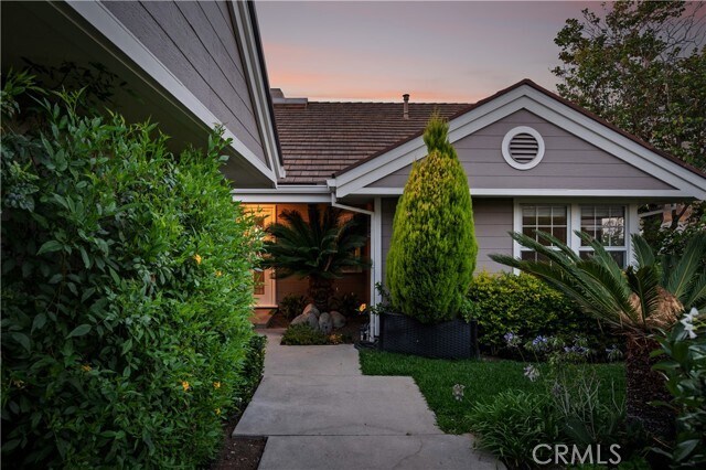 Building Photo - 6 Saros