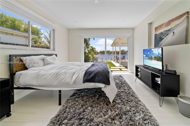 Building Photo - 5020 SW 92nd Ave