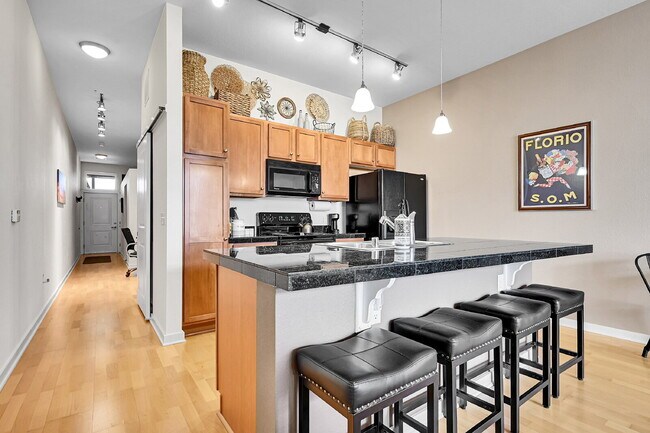 Building Photo - Immaculate, Beautifully Furnished  1-Bed 1-Bath Condo- Available Now!