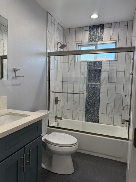 Building Photo - 1346 E Vernon Ave