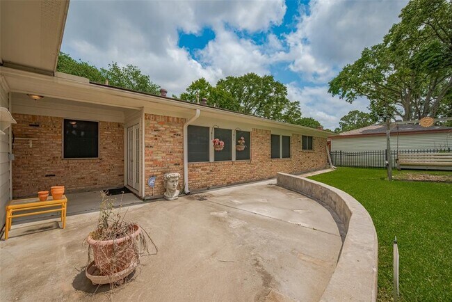 Building Photo - 15222 Torry Pines Rd