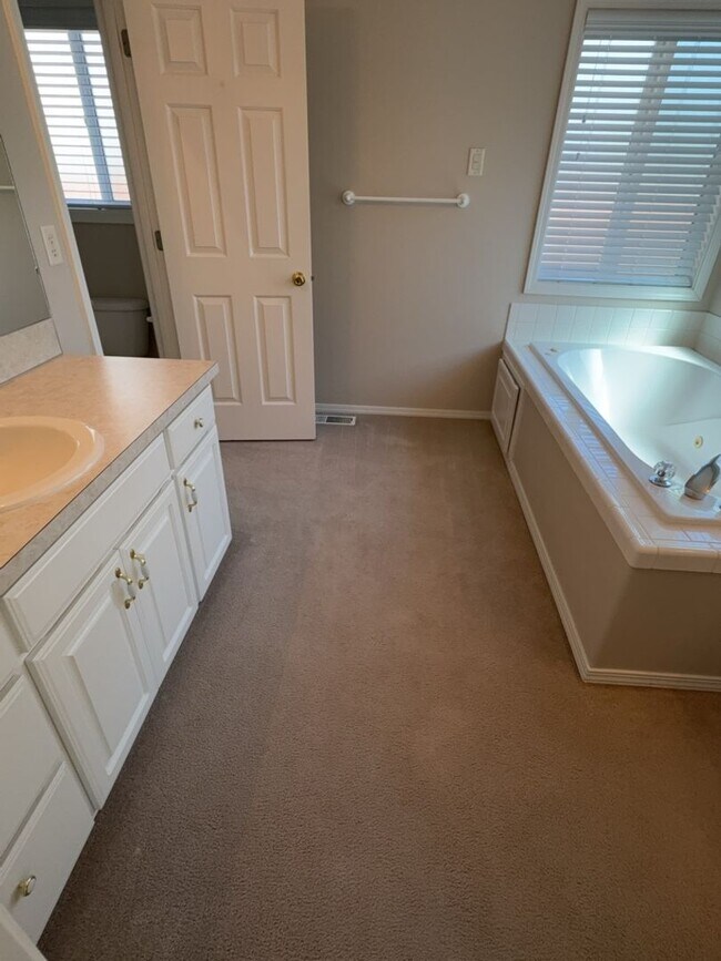 Building Photo - Three Bedroom, Two Bath in the Vineyards N...