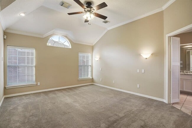 Building Photo - 316 Parkwood Village Dr