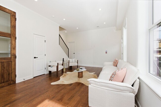 Building Photo - 2926 W Oxford St