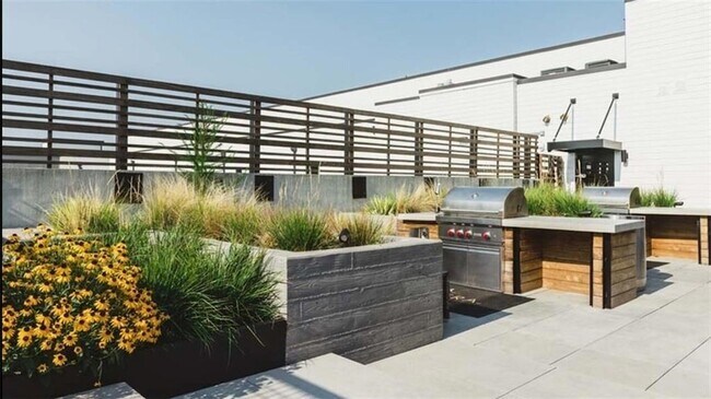 Building Photo - 780 Memorial Dr SE