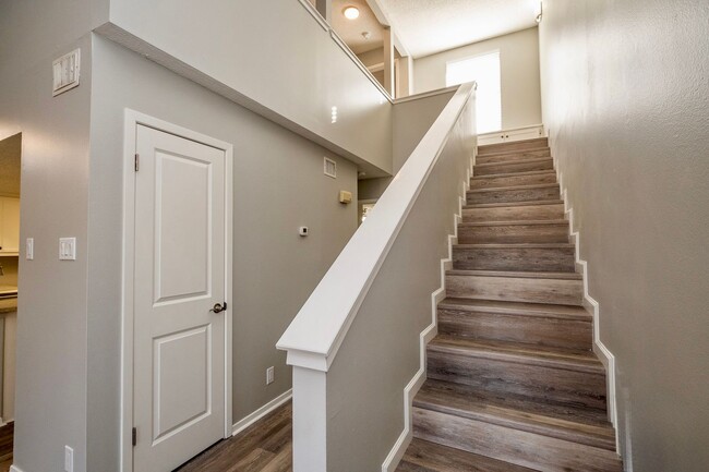 Building Photo - Fully Remodeled Townhome with Loft and Pri...