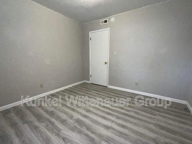 Building Photo - 912 E Adams St